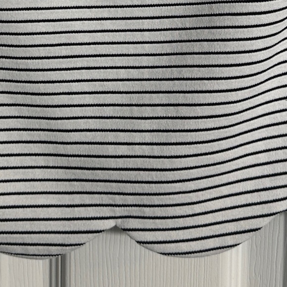 Aqua crop top, size M, white/black, scalloped hem, zip back, modern, minimalist - Picture 2 of 7